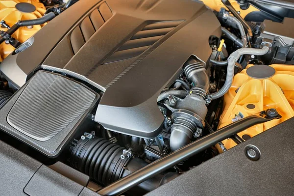 Car Engine Bay, kraftfull V8 sport coupe — Stockfoto