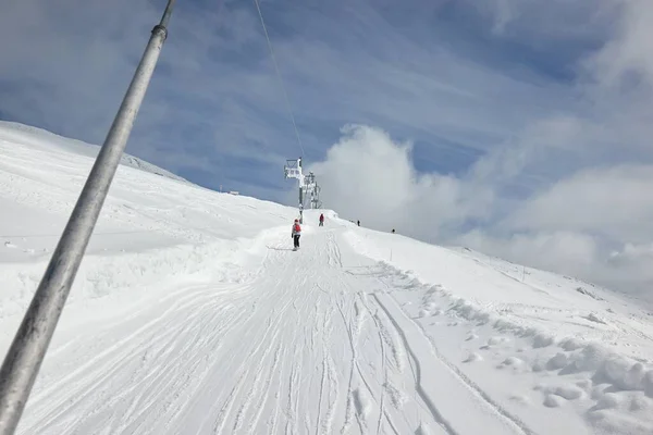 在瑞士的阿尔卑斯山中 使用滑雪车 拉动按钮升降机 — 图库照片