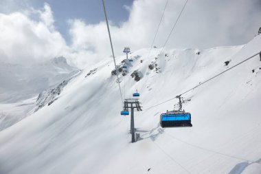 Alplerde kayak kaldırma, teleferik yükselişi
