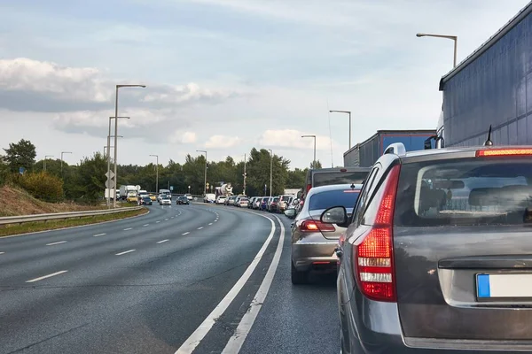 Conducir Carretera Con Línea Coches Esperando Semáforo — Foto de Stock