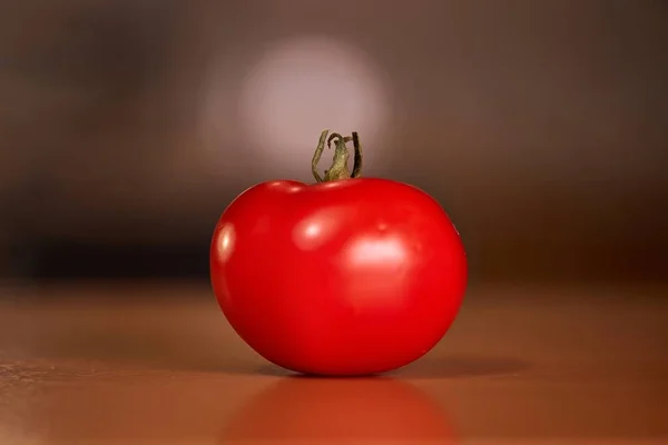 Pedaço Perfeito Tomate Vermelho Uma Mesa — Fotografia de Stock