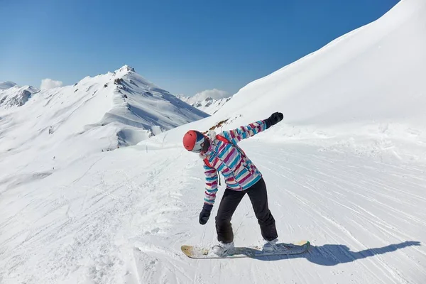 Сноубордистка в Альпах, солнечный горный пейзаж — стоковое фото