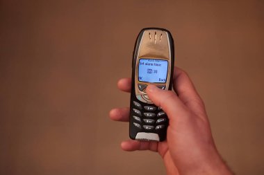 Eski cep telefonunuzun alarm ayarlama