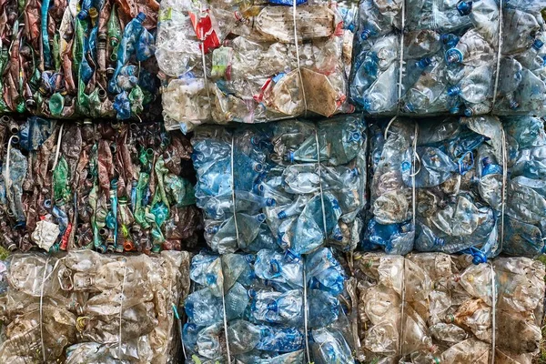 Botellas de plástico en fardos para reciclaje de residuos — Foto de Stock