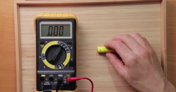 単三電池セル電圧チェック — ストック動画