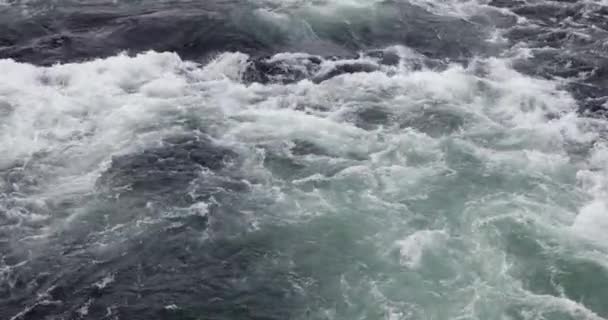 River current crushing rocks — Stock Video