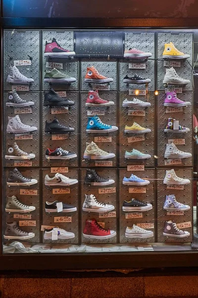 Nové boty vystavené ve výloze obchodu — Stock fotografie