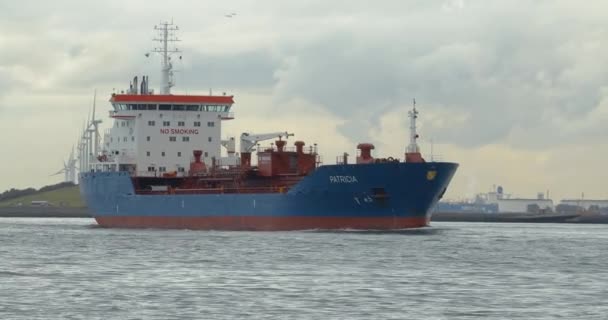 Buque cisterna en el puerto de Rotterdam — Vídeo de stock