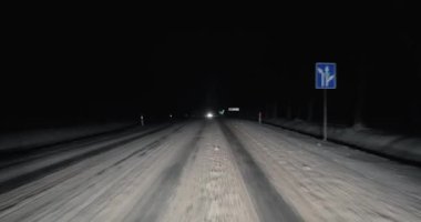 Kış karlı gece yolculuğu