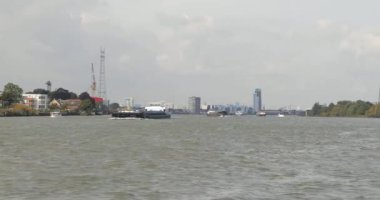 Rotterdam 'da kargo gemisi taşıyıcısı.