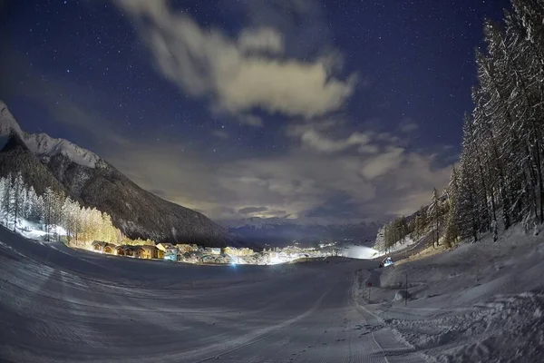 Stoki narciarskie nocą pod gwiazdami na niebie — Zdjęcie stockowe