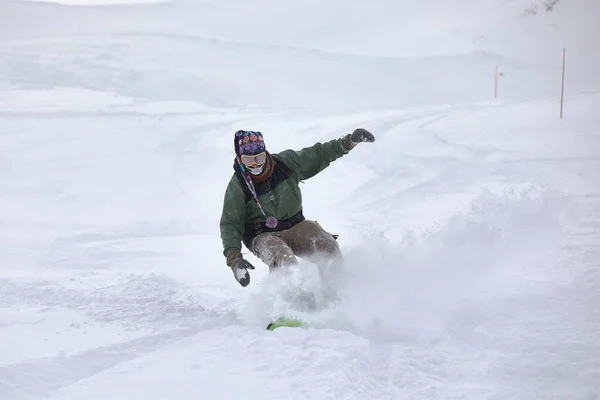 Snowboarding σε φρέσκο χιόνι σκόνη — Φωτογραφία Αρχείου