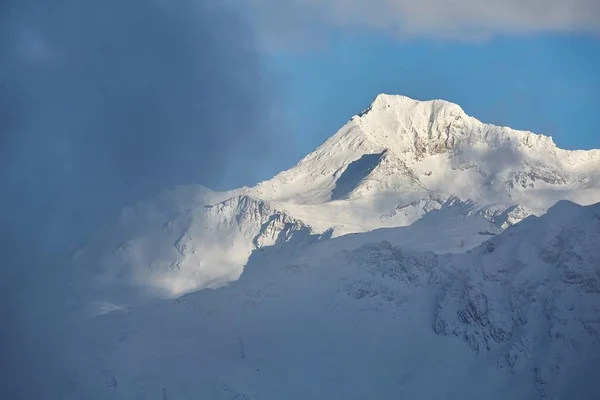 Horský svah s avalančským zábradlím — Stock fotografie