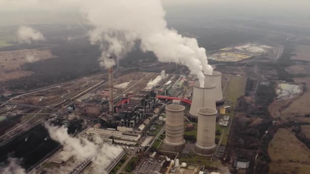 Koeltorenzicht vanuit de centrale — Stockvideo