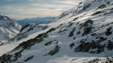 Alplerdeki karlı dağlar