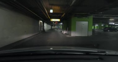 Otoparkın bodrumunda araba kullanırken.