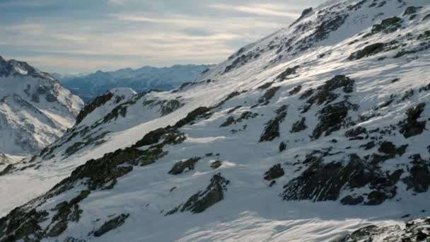 Снежные горы в Альпах — стоковое видео