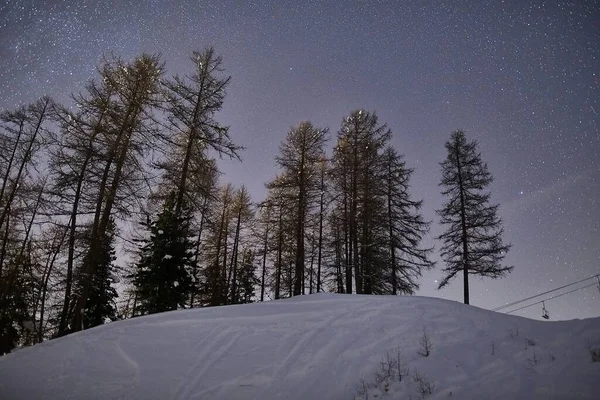 Winternacht Snowy Landschap, Bergen en Bomen en Sterren — Stockfoto