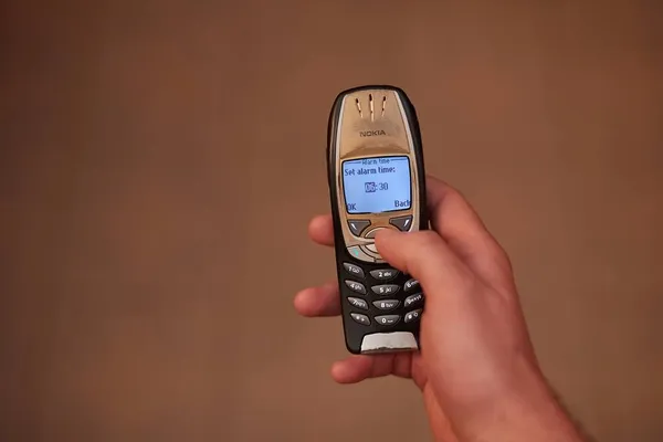 Einstellen des Alarms auf einem alten Handy, Nokia 6310i — Stockfoto