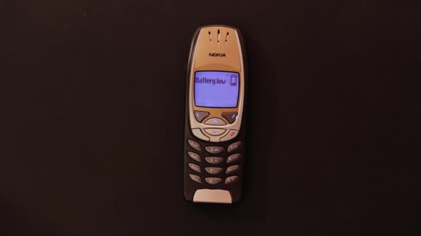 Teléfono móvil viejo encendido, Nokia 6310 — Vídeo de stock