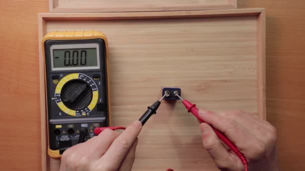 Comprobación de voltaje de batería de 9 voltios, buen valor — Vídeos de Stock