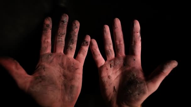 Mänsklig hand på svart bakgrund — Stockvideo