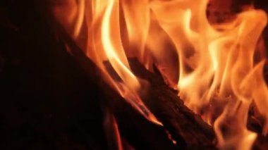 Şöminenin sıcak alevleri
