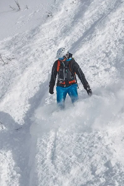 Snowboarding σε βαθύ χιόνι χωρίς βόλτα — Φωτογραφία Αρχείου