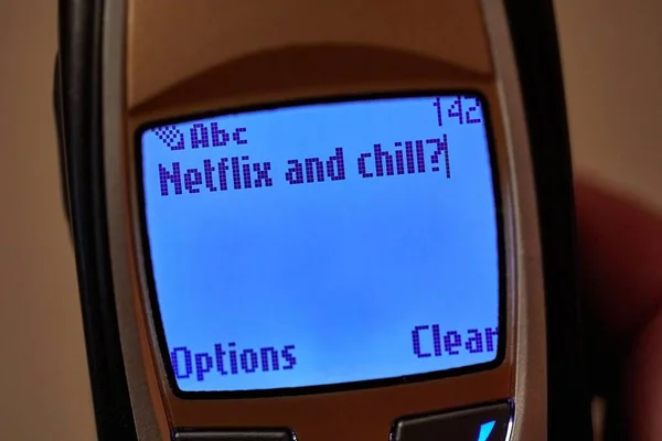Μήνυμα sms έλαβε ανάγνωση Netfilx και chill — Φωτογραφία Αρχείου