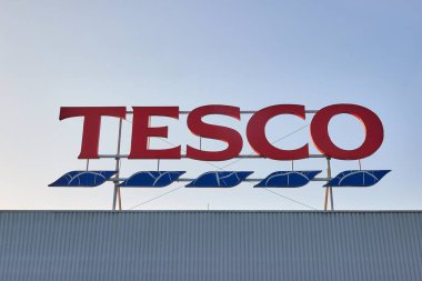 Tesco Alışveriş Merkezi Girişinde İmza