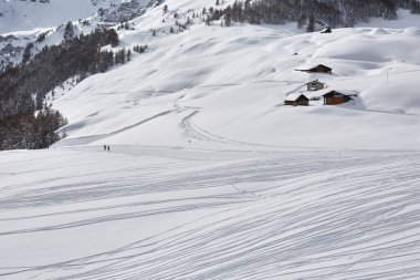 Kros pisti olan yamaçlarda kayak yapmak