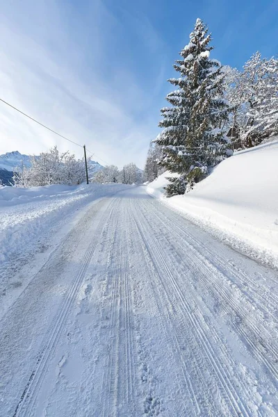 Estrada de inverno em uma aldeia — Fotografia de Stock