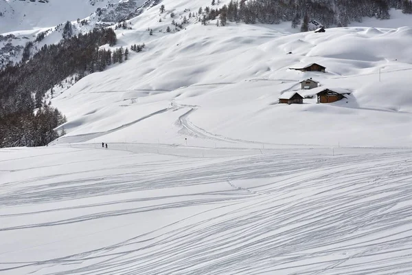 Kros pisti olan yamaçlarda kayak yapmak