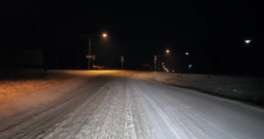 Geceleri karda araba sürerken