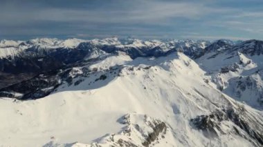 Alplerdeki karlı dağlar