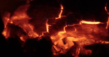 Kamp ateşi kırmızı parlıyor.