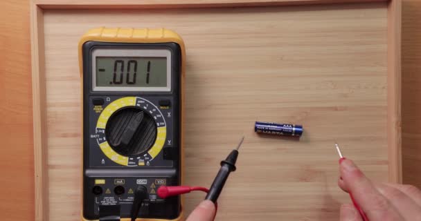 AAA battery cells voltage checking — Stock Video