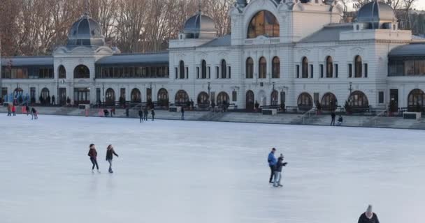 Mensen schaatsen op de ijsbaan in Boedapest — Stockvideo