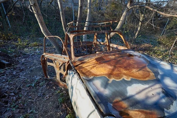 Іржавий старий автомобіль розбився — стокове фото