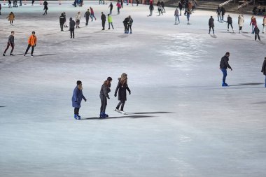 Budapeşte 'de insanlar buz pateni pistinde kayıyor.