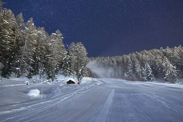 Stok narciarski w nocy pod rozgwieżdżonym niebem — Zdjęcie stockowe