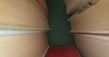 Kitaplar üst üste dizilmiş makro görünüm