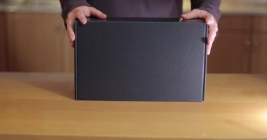 Hırdavatçı tezgâhtarı ayakkabı kutusu