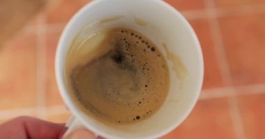 Bir fincan kahve içiyorum.