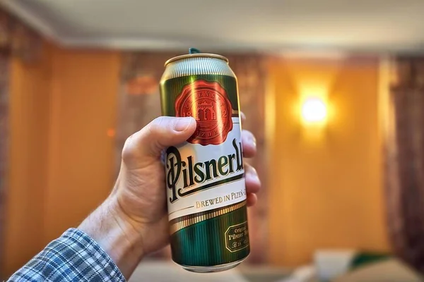 Holding beer in a house — Stock Photo, Image