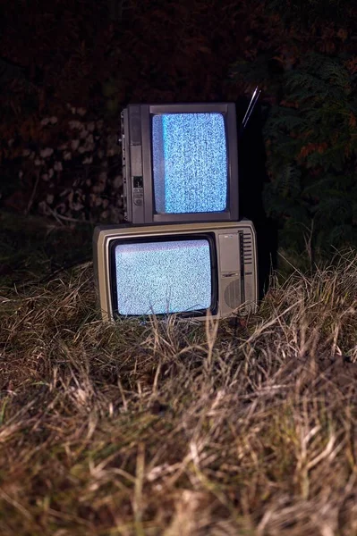 TV ingen signal i gräs t natt — Stockfoto