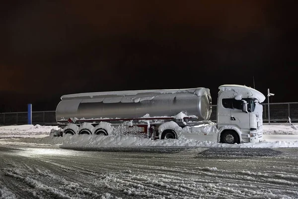 Last lastbil i snö — Stockfoto