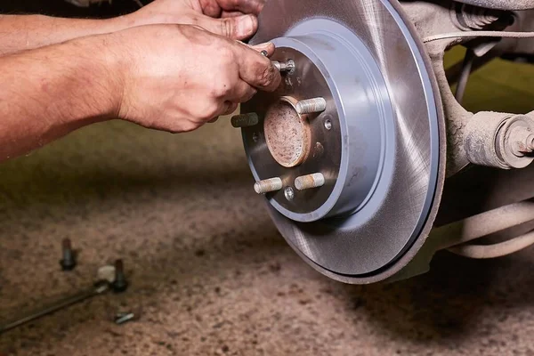 Mudando o disco do rotor de freio em um carro — Fotografia de Stock
