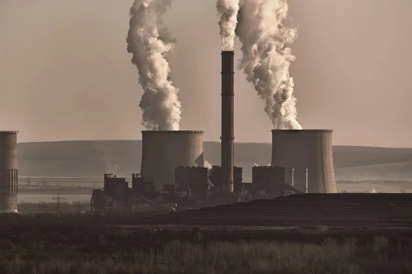 闷热天气下发电厂的烟雾 — 图库照片
