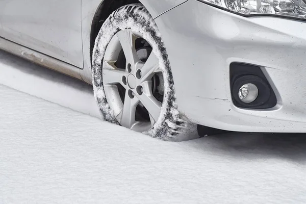 Car tyre in snow — Stock Photo, Image